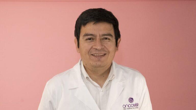 Dr. Rodrigo Vásquez, oncólogo de centro oncológico Oncovida, Providencia, Santiago.