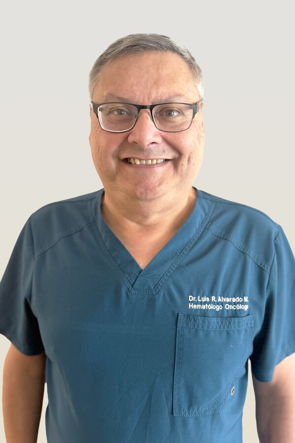 Dr. Luis Alvarado, hematólogo - oncólogo de Centro Oncológico Oncovida Providencia