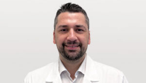 Dr. Samuel Mora, traumatólogo, especialista en columna. Centro Médico Manuel Montt. VidaRed. Providencia