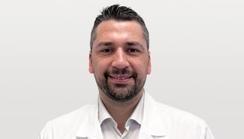 Dr. Samuel Mora, traumatólogo, especialista en columna. Centro Médico Manuel Montt. VidaRed. Providencia