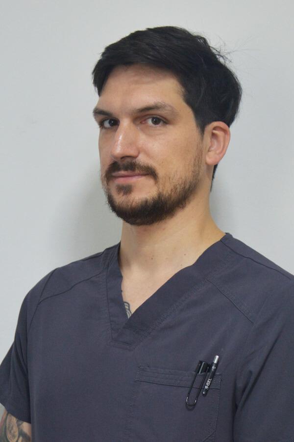 Dr. Vicente Tapia, médico radiooncológo de cuidados paliativos de centro oncológico Oncovida, Providencia, Chile