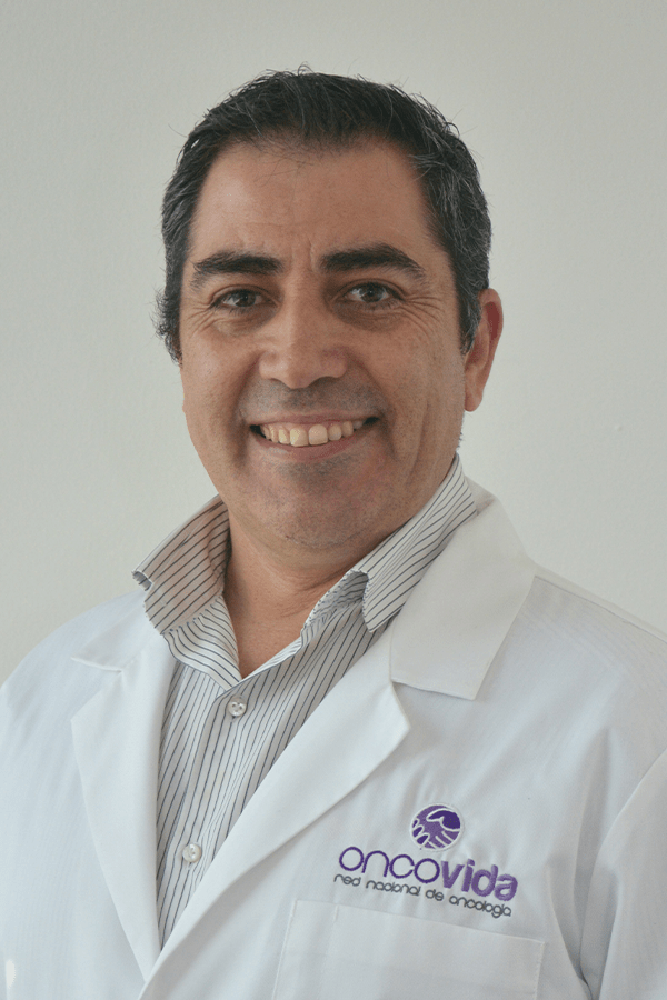 Dr. Óscar Aguilera, oncólogo de Oncovida, centro oncológico en Providencia